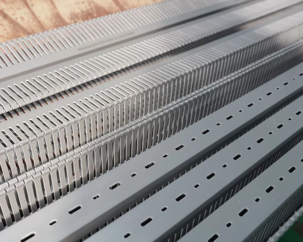 ¿Cuál es el rango de resistencia a la temperatura de la bandeja portacables de PVC retardante de llama dentro del gabinete de distribución?